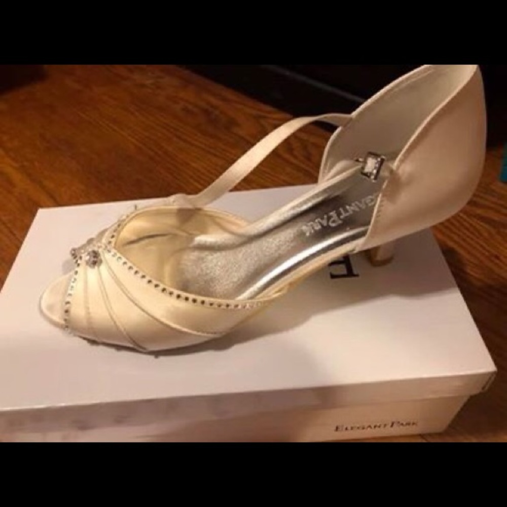 Dyeable formal shoes